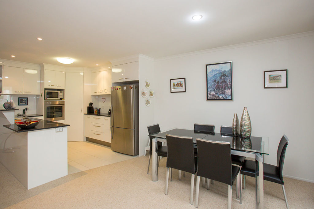 villa kitchen and dining area