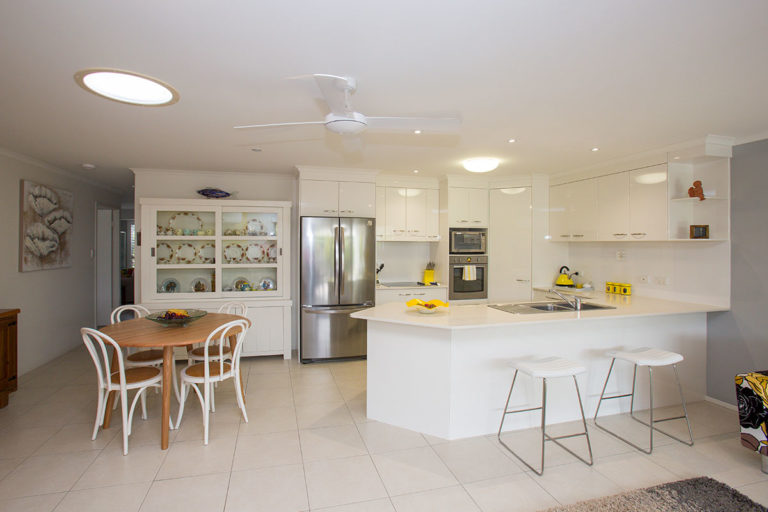 villa kitchen and dining area